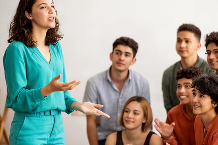 Joven emprendedora social presentando una idea ante otros participantes en Tenerife